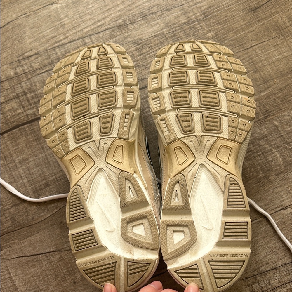 Women’s Nike Intiator Sneakers - Picture 4 of 6